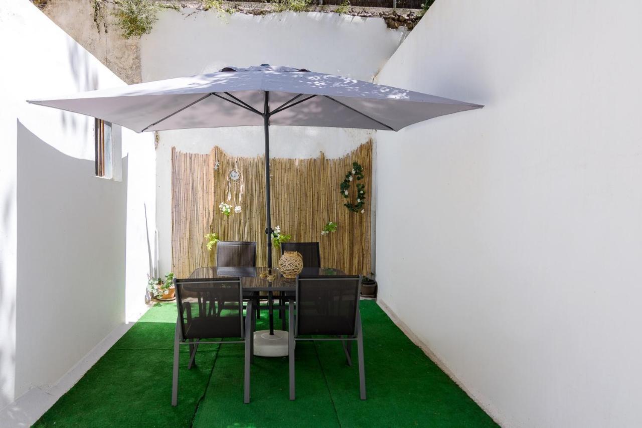 Beautiful And Spacious Apartment In Pagrati Atenas Exterior foto